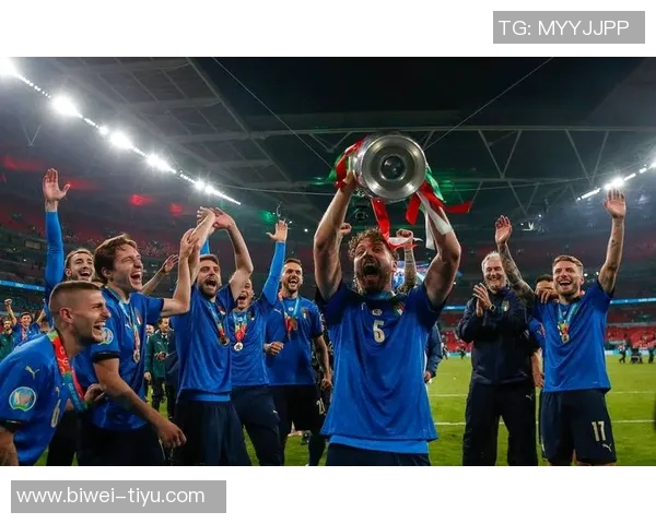 意大利足球队海报发布多纳鲁马巴雷拉雷特吉携手展现无悔拼搏精神 意大利足球队海报发布多纳鲁马巴雷拉雷特吉携手展现无悔拼搏精神